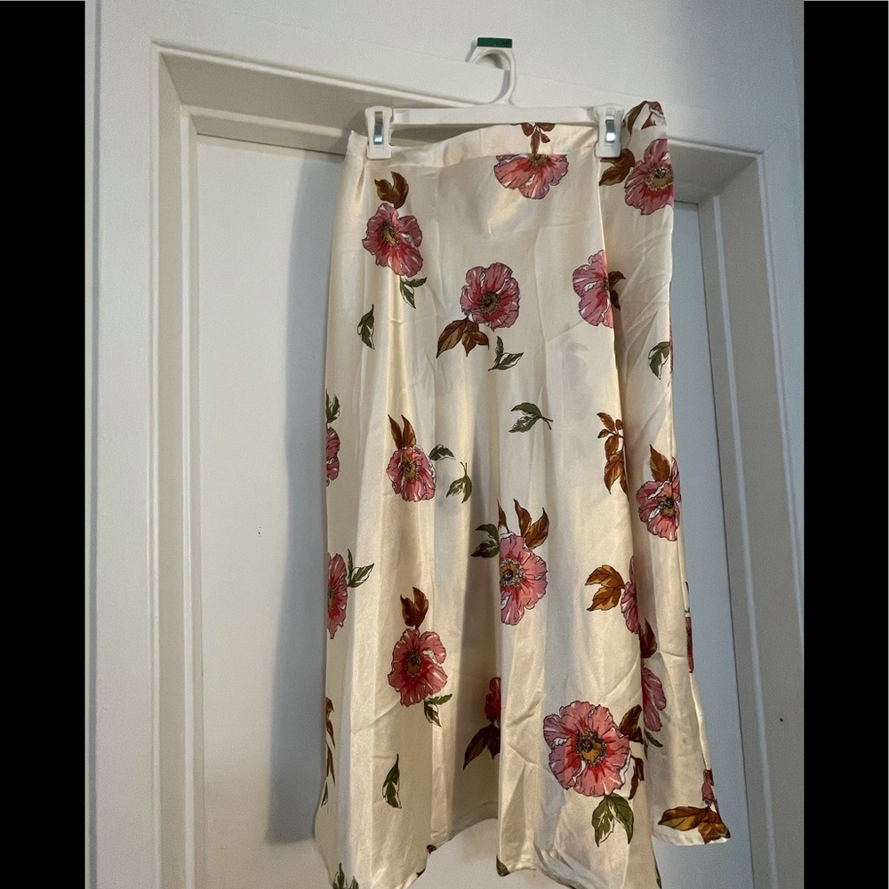 Cute flower creme Silk Skirt , New never worn ..